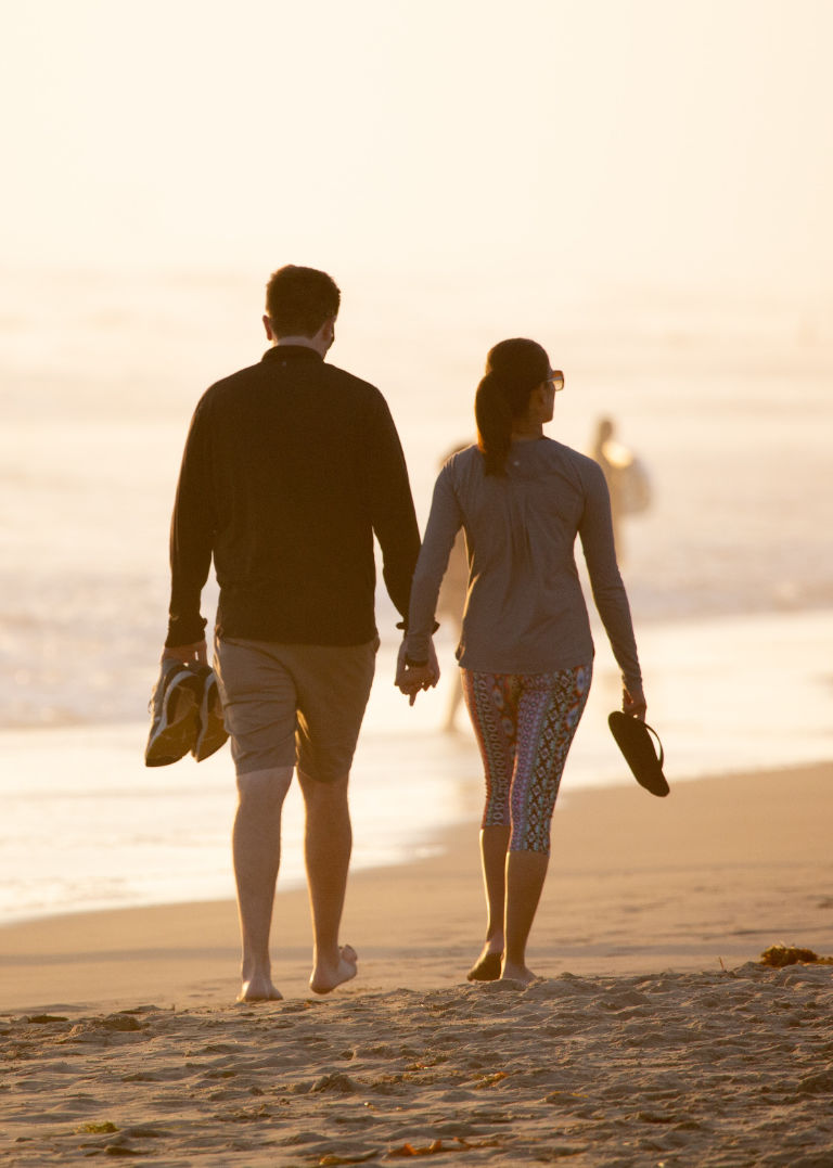 beach-couple-768px